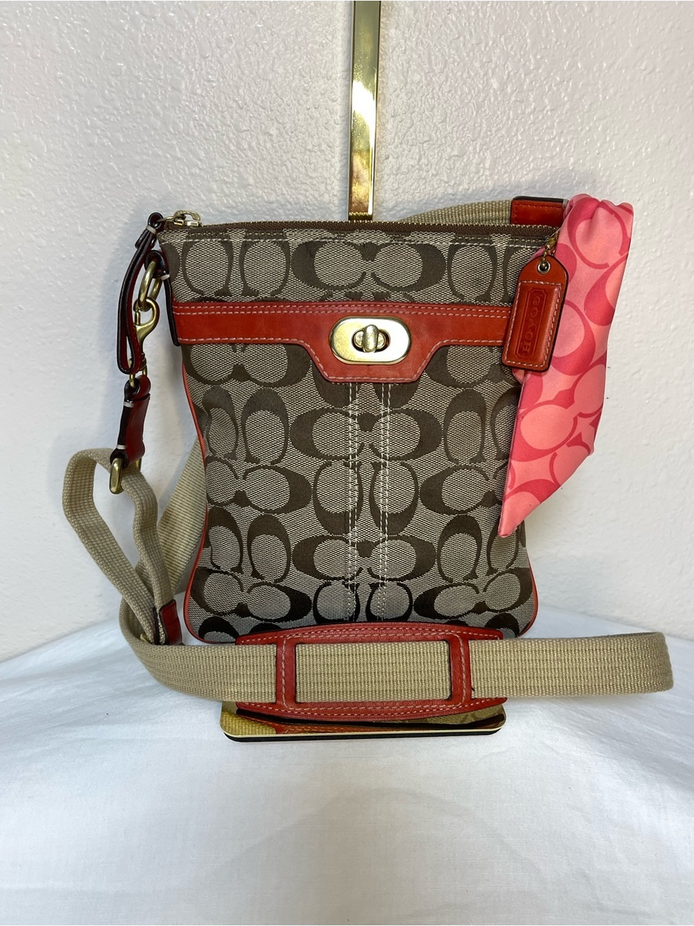 Coach Hamptons Signature Canvas Swingpack Crossbody with Original Twilly & Tag - Picture 16 of 16